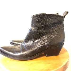 Gianni Bini Dandy ankle boots